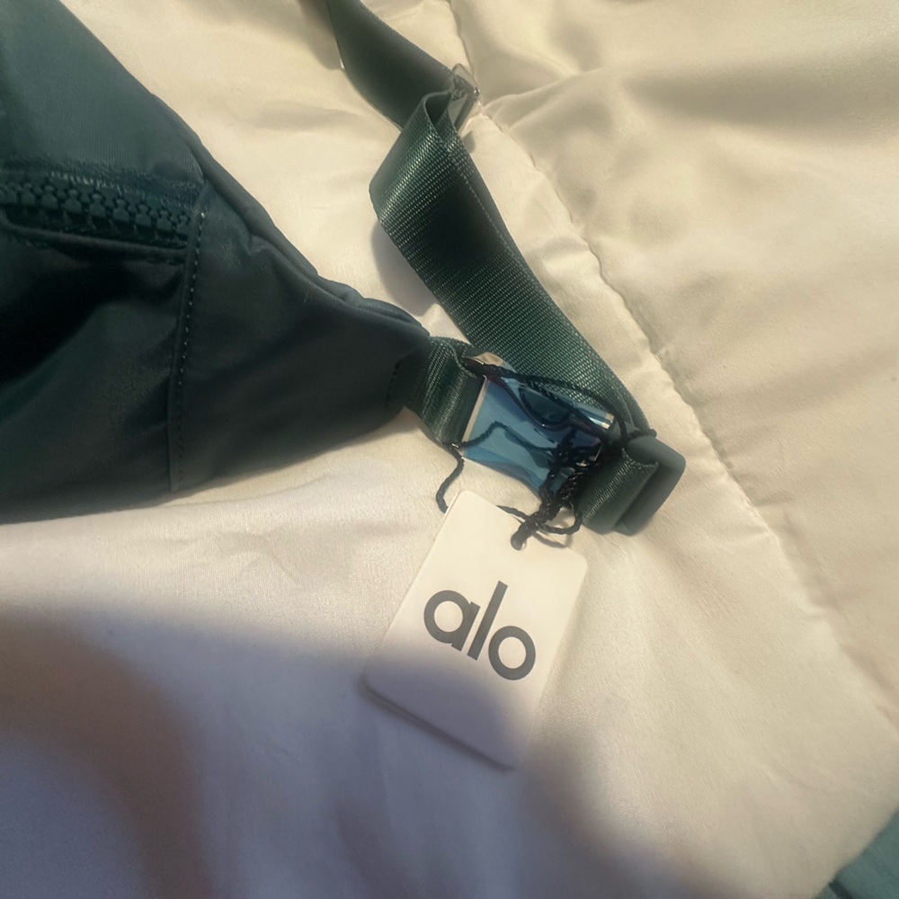 ALO Yoga Green Belt Bag - Picture 2 of 7